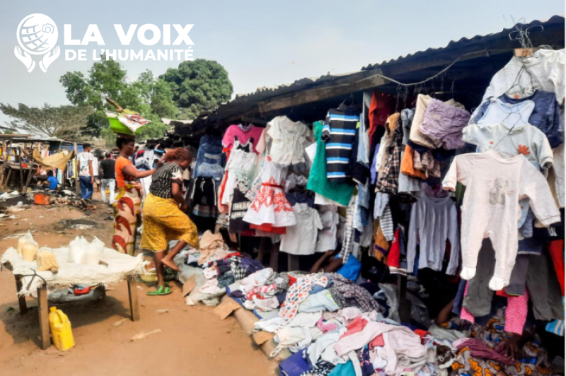 Sur le marché de Kinshasa en saison sèche : entre vêtements chauds recherchés et denrées alimentaires en mutation